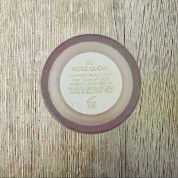 Tom Ford Face and Body Skin Illuminator - Rose Glow 02 - Picture 3 of 8